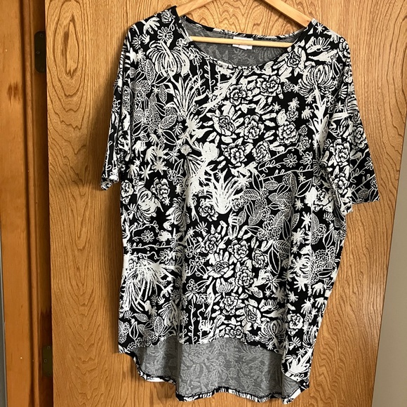 👚LuLaRoe Irma - Size Medium - Picture 1 of 6